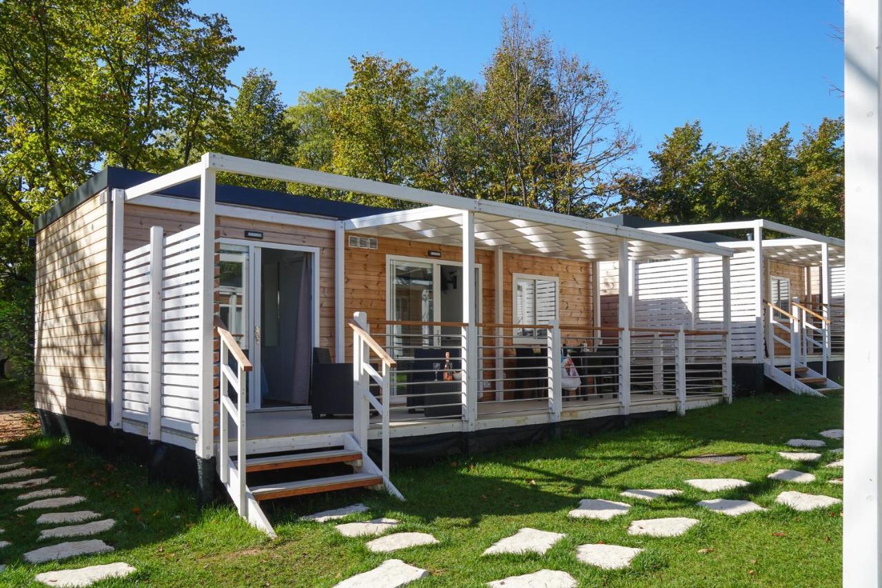 Campeggio Europa Silvella San Felice del Benaco Exteriör bild Mobile homes in a campsite