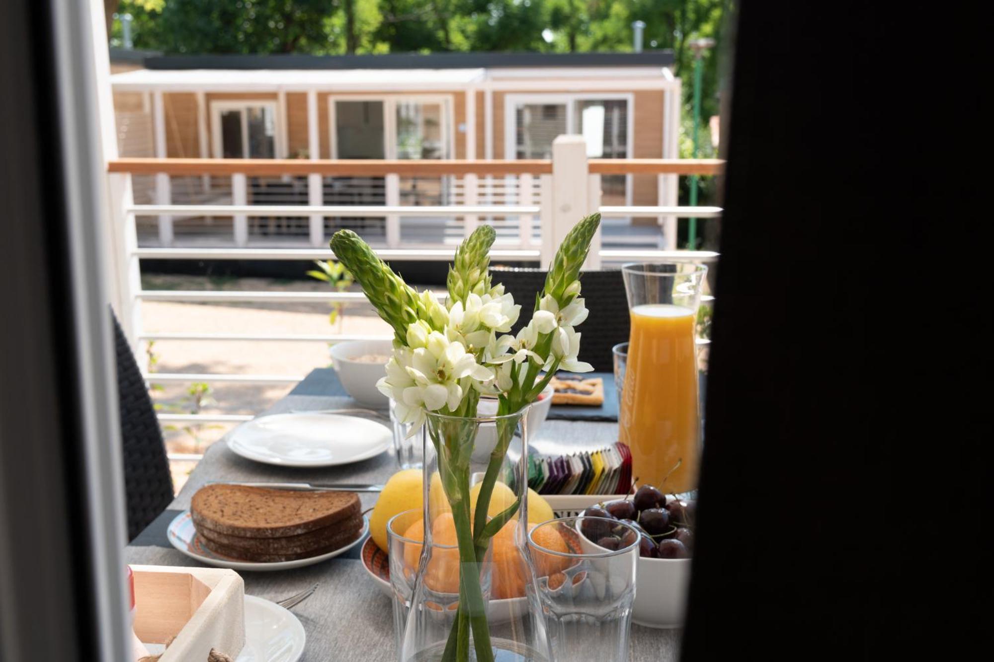 Campeggio Europa Silvella San Felice del Benaco Exteriör bild Breakfast at the hotel